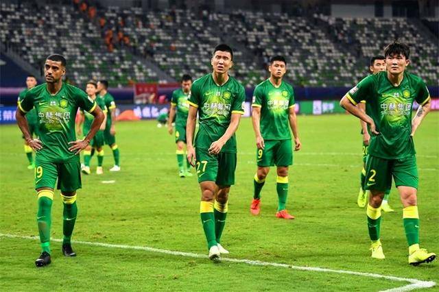  主帅战术调整见效，弱旅逼平领头羊