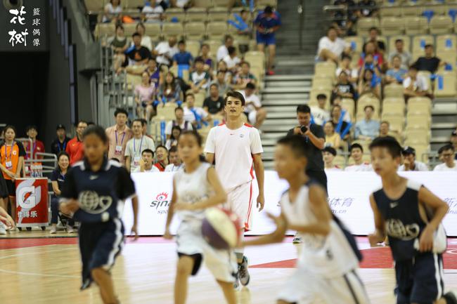  篮球明星慈善赛传递正能量