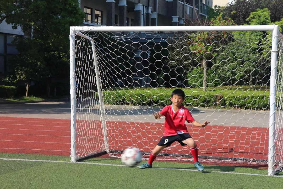  校园足球联赛开幕，青春激情点燃绿茵  