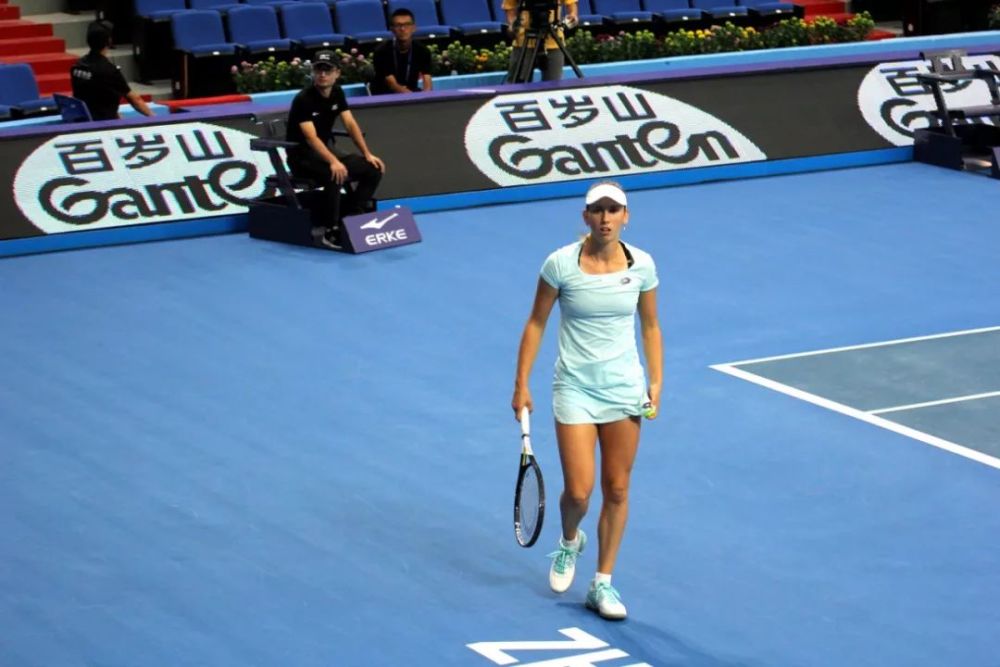  萨巴伦卡发球制胜，轻取对手闯入四强