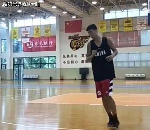  篮坛新星闪耀赛场展非凡实力