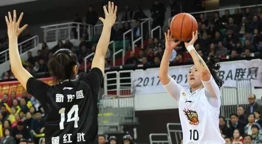  电竞新秀锋芒毕露斩获赛季首冠